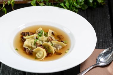 Beyaz tabakta et ve mantarlı börek.