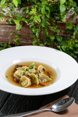 Beyaz tabakta et ve mantarlı börek.