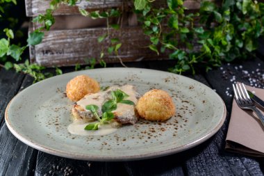 Soslu kızarmış et ve patates köftesi..