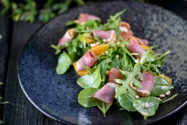 Taze salata, roka ve jambon.