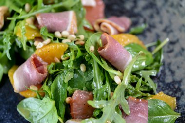 Taze salata, roka ve jambon.