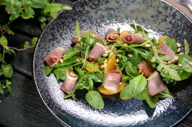 Taze salata, roka ve jambon.