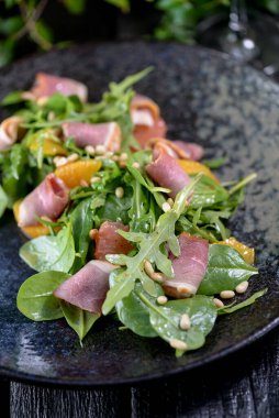 Taze salata, roka ve jambon.