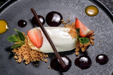 Arka planda taze çilekli lezzetli tatlı, yakın plan.