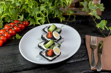 Siyah havyarlı bruschetta, domates, salatalık