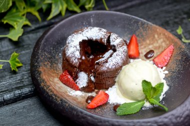 Çikolatalı pasta ve nane şekerli lezzetli dondurma, yakın plan.