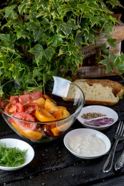 Domates, soğan, maydanoz ve tohumlu taze sebze salatası.