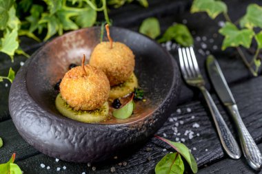 Lezzetli kızarmış peynir topları ve baharatlar.