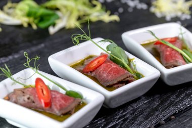 Arka planda domatesli sığır carpaccio, yakın çekim