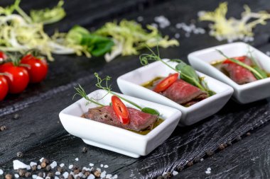 Arka planda domatesli sığır carpaccio, yakın çekim