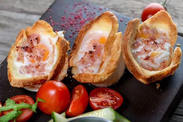 # Bir tabakta et, yumurta ve sebzelerle dolu çörekler #