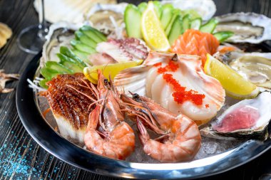 Ahşap arka planda taze deniz ürünleri