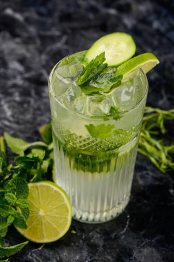 Limonlu ve naneli mojito kokteyli..