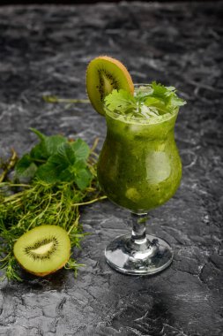 kivi, fesleğen, cam içinde limonata yeşil ve kivi ile birlikte masada.