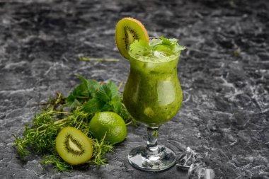 kivi, fesleğen, cam içinde limonata yeşil ve kivi ile birlikte masada.