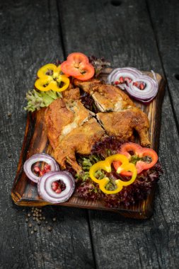 Sebzeli ve baharatlı kızarmış tavuk..