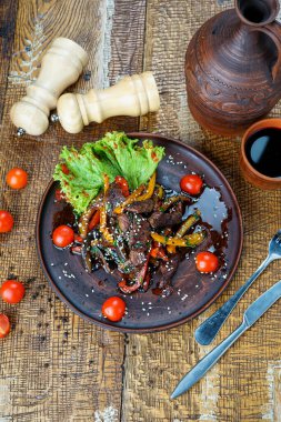 Biberli ve kiraz domatesli dana eti.