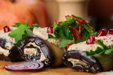 Gürcistan usulü patlıcan aperatifi. Masaya baharat doldurulmuş.