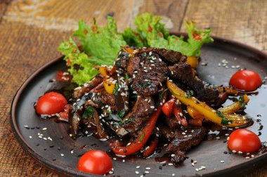 Biberli ve kiraz domatesli dana eti.