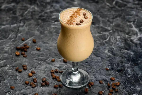 Kahve çekirdekleri ile süslenmiş bir bardakta kahve içeceğiz. 