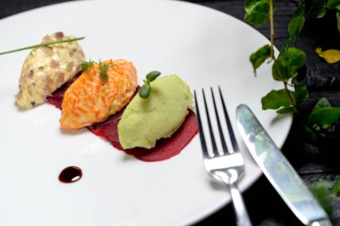 Arka planda çatal ve bıçakla taze, lezzetli salatalar, kapatın.