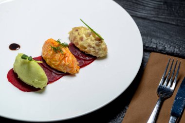 Tabaktaki taze lezzetli salataları kapat.