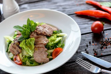 Et ve sebzeli lezzetli salata.