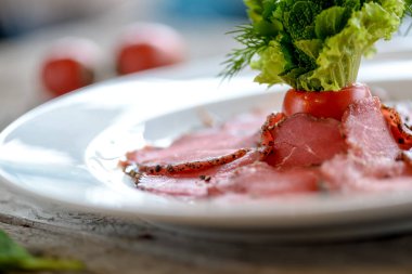Ahşap masada baharatlı ve otlu çiğ et dilimleri. en üstteki görünüm