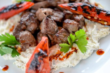 Arka planda sebzeli ve otlu ızgara kuzu, kapat.