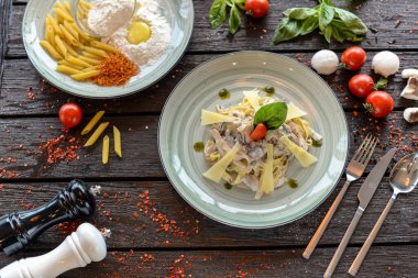 Makarna, tavuk ve hamur malzemeli makarna.