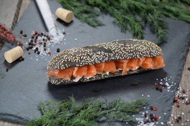 Kırmızı somon ve dereotlu ev yapımı sandviç.  