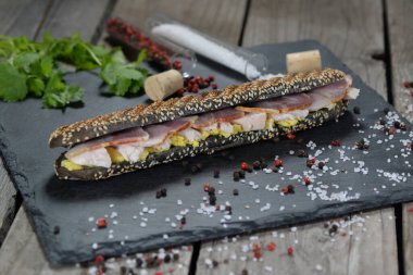 Arka planda etli, maydanozlu ve peynirli ev yapımı sandviç.