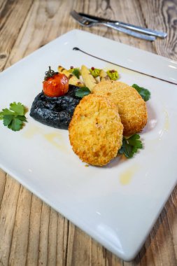 İki sebzeli pirzola, tabakta nasır.