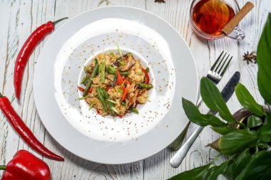 Yeşil fasulyeli kızarmış pirinç ve arka planda çay, yakın plan.