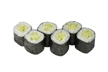 Salatalıklı suşi, izole edilmiş beyaz arka planda.