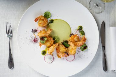 Sebzeli ve turplu kızarmış karides.