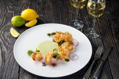 Sebzeli ve turplu kızarmış karides.