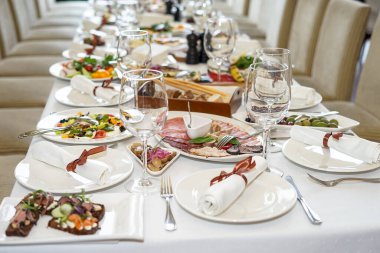 Restoranda bulaşık dolu büyük bir masa.