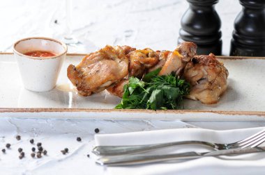 Masada soslu kızarmış et kebabı.