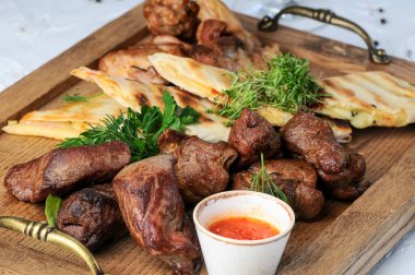 Tahtada pide ve sebzeli kızarmış et kebabı.