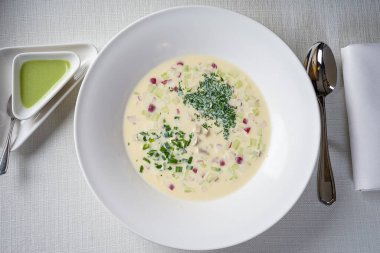 Soğuk okroshka çorbası beyaz bir tabakta