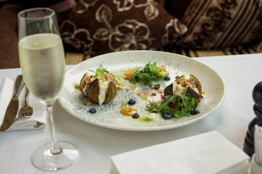 Peynirli incir ve fındıklı salata. 