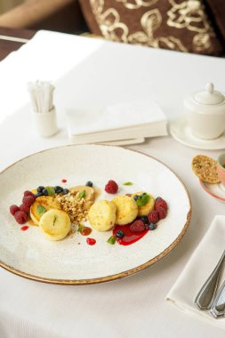 Kahvaltıda tatlı, çilekli peynirli kek.