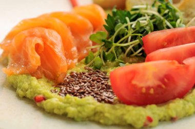 Somon, avokado, domates ve tohumlarla kahvaltı.