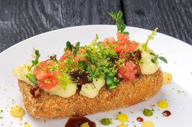 Sebze ve yeşil yapraklı ızgara yemek. 