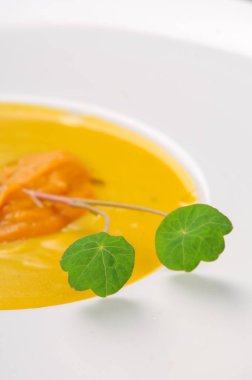 Tabakta yeşil yapraklı lezzetli çorba.