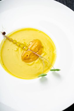 Tabakta yeşil yapraklı lezzetli çorba.