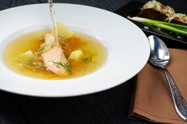 Sebzeli somon çorbası ve ekmek.