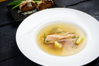 Sebzeli somon çorbası ve ekmek.