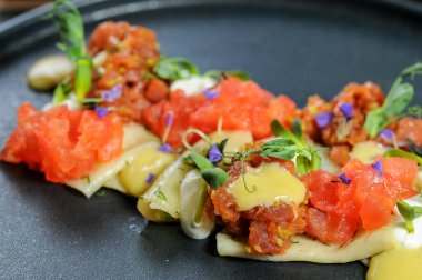  Koyu bir arka planda bir tabak lezzetli sebze, baharat ve otlar. sağlıklı yiyecekler.